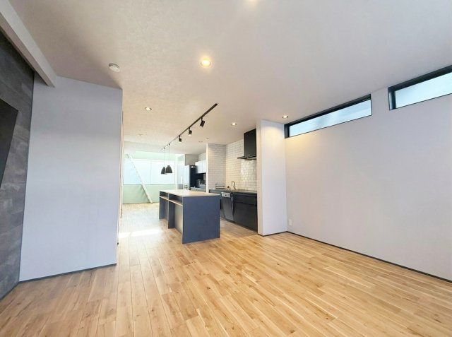 碑文谷6丁目戸建の居間・リビング|掲載写真はAI生成による家具家電削除加工を加えたものを含みます