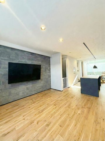 碑文谷6丁目戸建の居間・リビング|掲載写真はAI生成による家具家電削除加工を加えたものを含みます