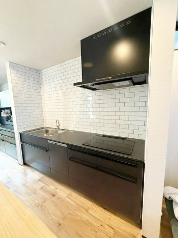 碑文谷6丁目戸建のキッチン|掲載写真はAI生成による家具家電削除加工を加えたものを含みます