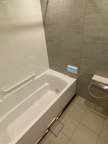 碑文谷6丁目戸建の浴室|掲載写真はAI生成による家具家電削除加工を加えたものを含みます