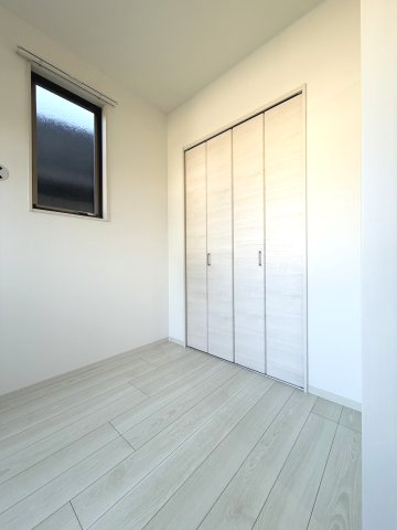 ポラリス鳥栖駅南の洋室|両開きの大型クローゼットも完備