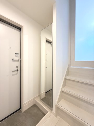 ポラリス鳥栖駅南の玄関|鏡付きのシューズボックスがあります