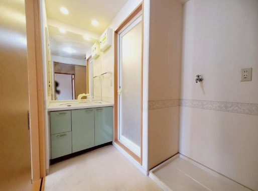 サーパス高須第3の独立洗面台|独立洗面台、小物を置くことができて便利です