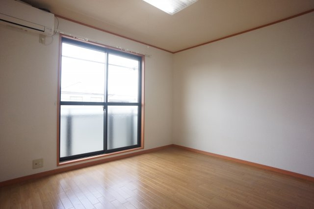 【居間・リビング】 | ロイヤル広野 | こちらの居間で趣味の時間をお楽しみください