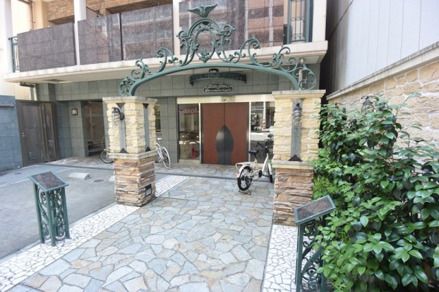 ジュネーゼグラン心斎橋東のエントランス