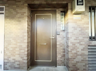 【その他共用部分】 | 皆様をお迎えする、お部屋の玄関ドア。開けやすさや開放角度、ドアノブの操作しやすさや鍵の形状などを、現地で一度ご確認ください。～即日のご見学可能～　お問合せはお気軽にどうぞ。