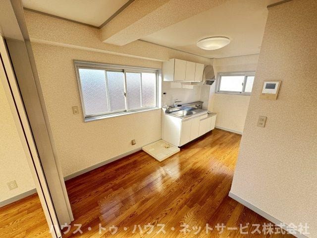 山産マンションの洋室