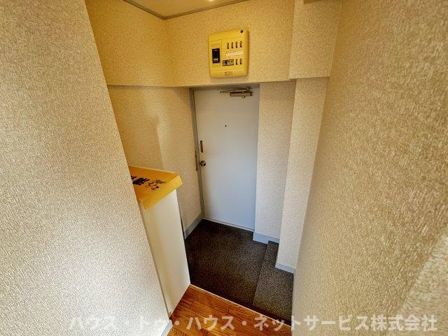 山産マンションの玄関