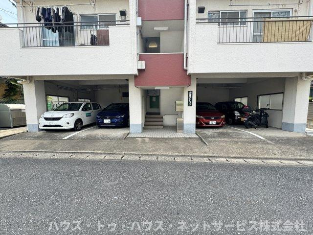 山産マンションの駐車場