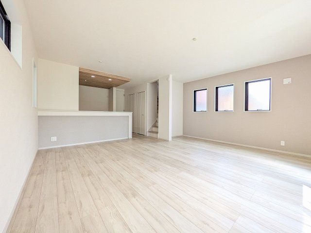 八王子市　追分町　新築一戸建て　１期の居間・リビング|～19.4帖の明るく開放感のあるLDK、家族団欒の時間をお過ごしいただけます～
