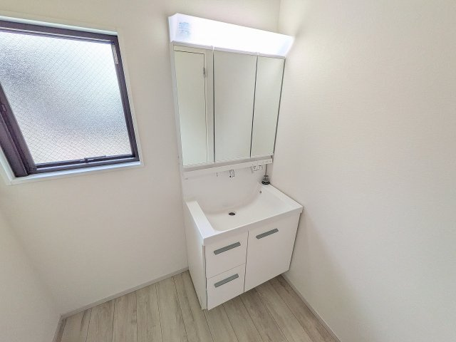 八王子市　追分町　新築一戸建て　１期の独立洗面台|～３面鏡付きの独立洗面台　細々している物をスッキリ収納出来ます～