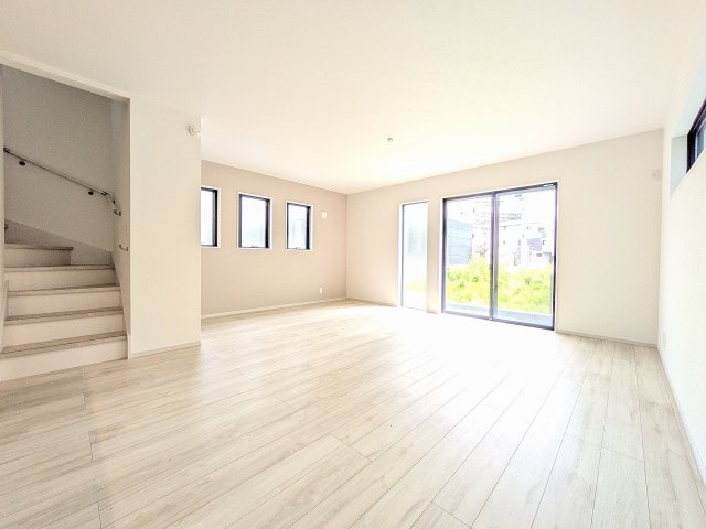 八王子市　追分町　新築一戸建て　１期の居間・リビング|～19.4帖の明るく開放感のあるLDK、家族団欒の時間をお過ごしいただけます～