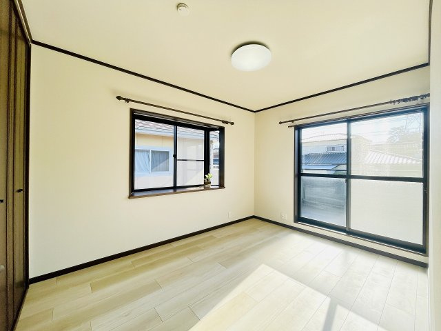 【洋室】 | 筑紫野市大字筑紫　戸建て | 2階洋室は二面採光で明るいお部屋です◎