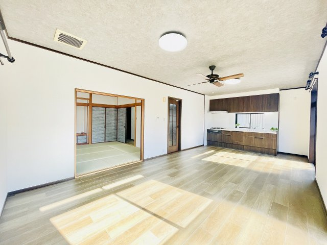 【居間・リビング】 | 筑紫野市大字筑紫　戸建て | ダイニングセットや大きめのソファを配置しても、圧迫感なくゆったりと過ごせそうです