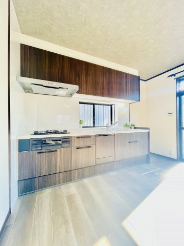 【キッチン】 | 筑紫野市大字筑紫　戸建て | 日差しの取り込み窓で明るさが確保されたキッチンです。