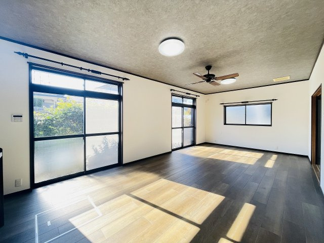 【居間・リビング】 | 筑紫野市大字筑紫　戸建て | LDKは嬉しい二面採光で明るい陽射しが射し込みます