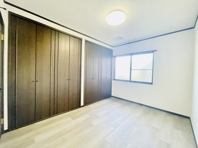 【洋室】 | 筑紫野市大字筑紫　戸建て | 1階洋室は壁一面クローゼットなので、居室を広くお使いいただけます