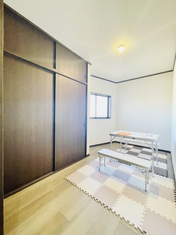 【洋室】 | 筑紫野市大字筑紫　戸建て | 1階奥の洋室