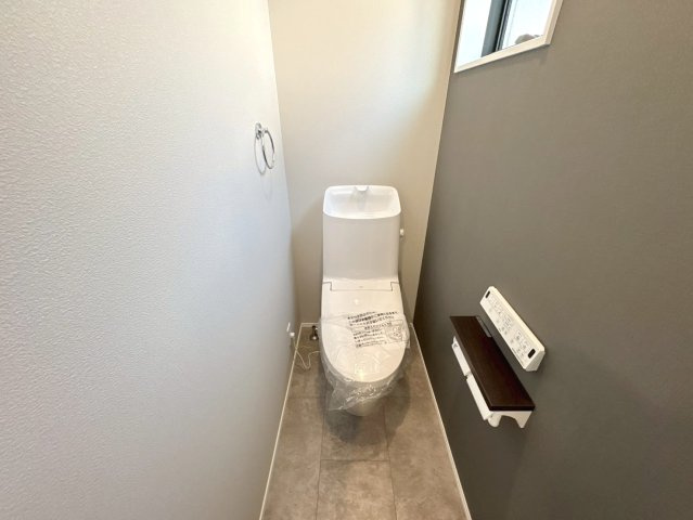 タマタウン　羽島市正木町新井（正木小）　全3区画分譲のトイレ|超節水型の水洗トイレを標準採用。汚れが付きにくいコーティング加工で、いつでも清潔に保てる便座を装備。