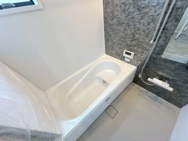 タマタウン　羽島市正木町新井（正木小）　全3区画分譲の浴室|雨天時の洗濯物も安心な換気暖房乾燥機も完備。お子さまやお年寄りが入浴しやすい、あんしん設計です。