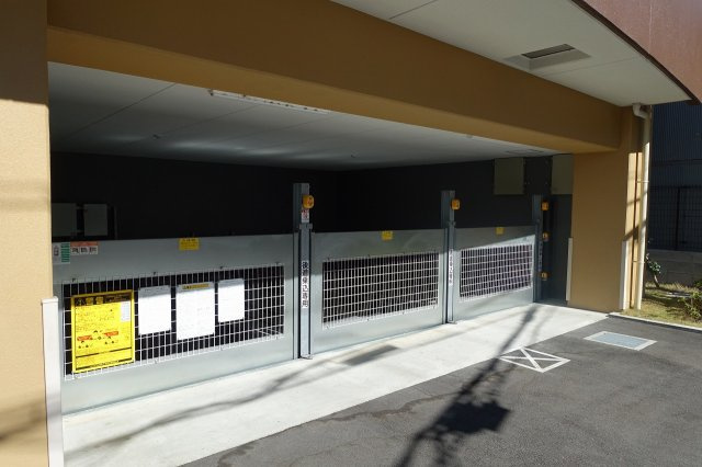 セレニテ甲子園プリエの駐車場