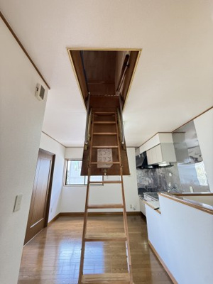 【設備】 | ホシノホームⅡ | 屋根裏部屋への収納式階段
