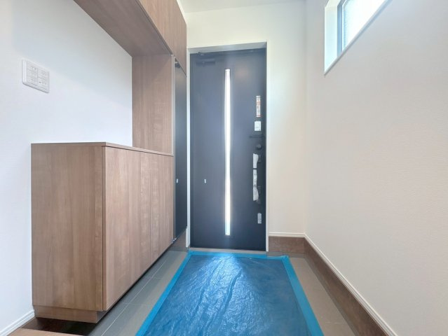 【商談中】タマタウン　羽島市正木町新井（正木小）　全3区画分譲の玄関|大容量のシューズ収納付きで玄関周りもすっきり！玄関ドアからの光が玄関ホールを明るくしてくれます。