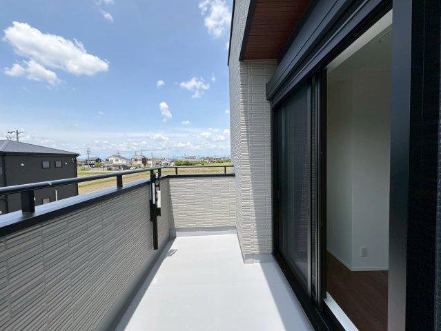 【商談中】タマタウン　羽島市正木町新井（正木小）　全3区画分譲のバルコニー|バルコニーは南向きで洗濯物もよく乾きます！強度と表面積硬度を持つFPRで防水しています。