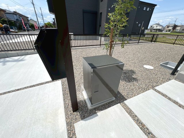 【商談中】タマタウン　羽島市正木町新井（正木小）　全3区画分譲の設備|不在時でも荷物を受け取れる宅配ボックス。