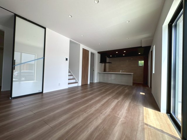 【商談中】タマタウン　羽島市正木町新井（正木小）　全3区画分譲の居間・リビング|最高級グレードの床材グラフィアート仕様。家族が増える事を考えて約20帖近くの広さにこだわっています

