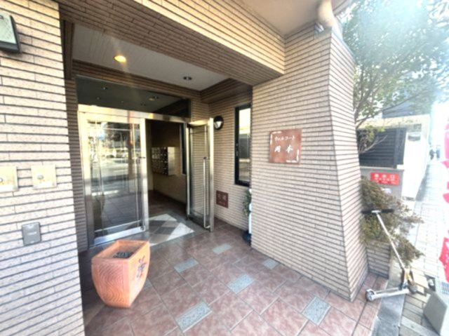ウェルコート岡本のエントランス