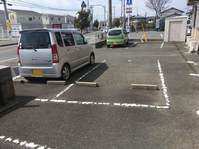 スプリングガーデンAの駐車場|駐車スペースもあります☆