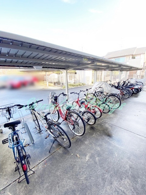 【その他共用部分】 | カーサヴェルデ | 安心ラックが整備された駐輪場♪