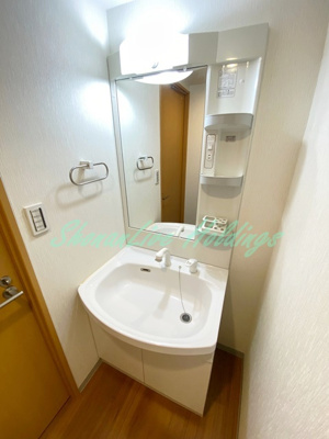 【洗面所】 | カーサヴェルデ | 明るいシャワー付き洗面台♪