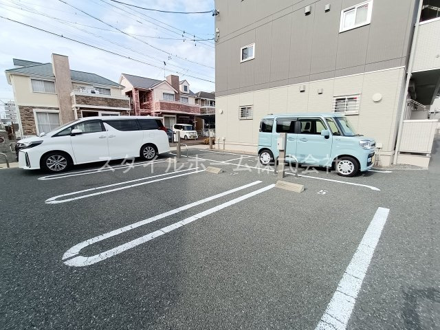 ランドサマービレッジB棟の駐車場