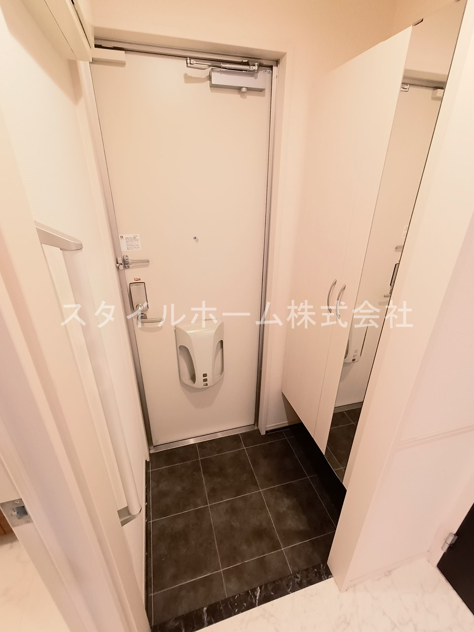 ランドサマービレッジB棟の玄関