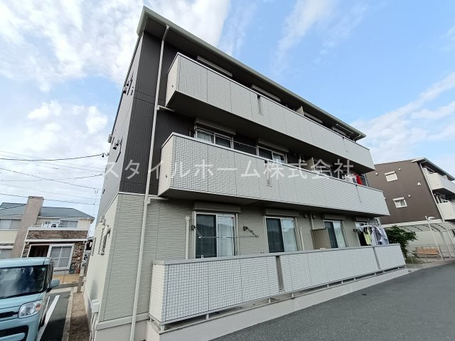 ランドサマービレッジB棟の外観