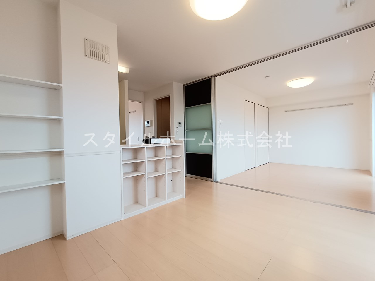 ランドサマービレッジB棟の居間・リビング