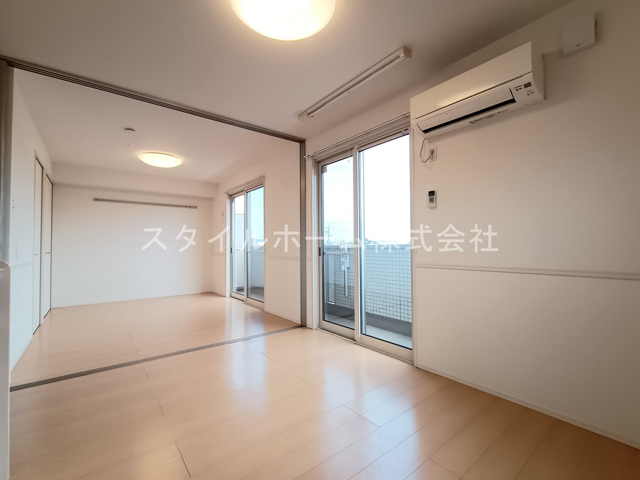 ランドサマービレッジB棟の居間・リビング