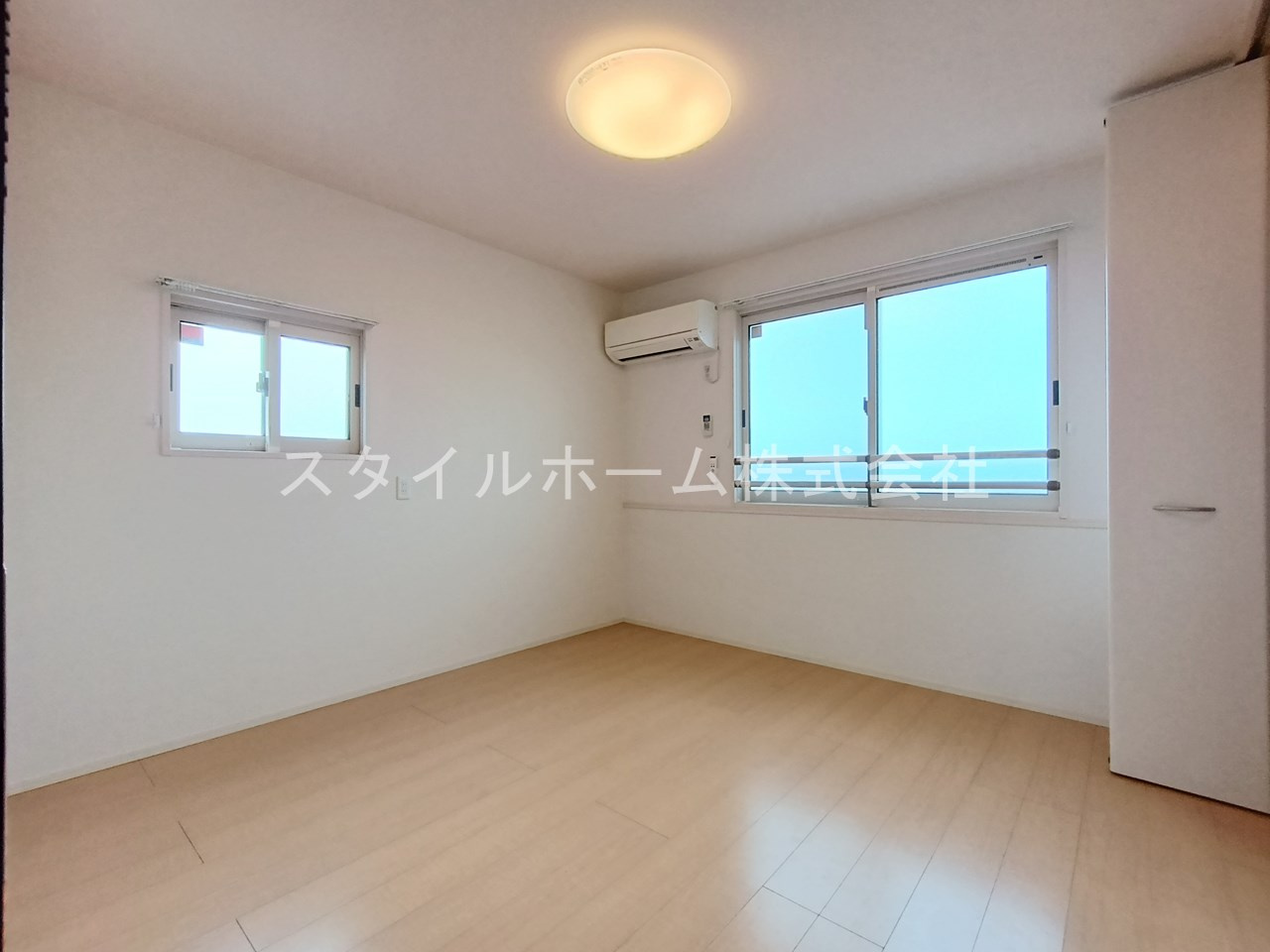 ランドサマービレッジB棟の居間・リビング