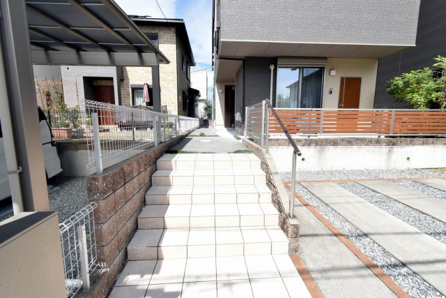 山口町上山口2丁目戸建　のその他|入り口は手前のドア