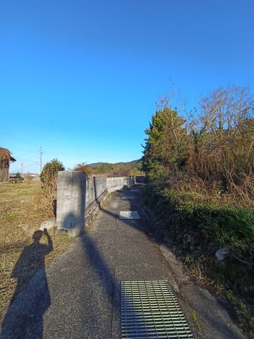 西条市丹原町寺尾甲205-2　売土地の前面道路含む現地写真