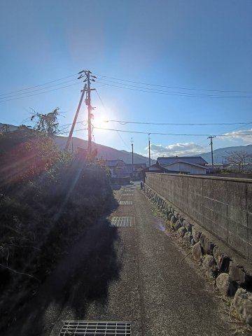 西条市丹原町寺尾甲205-2　売土地の前面道路含む現地写真