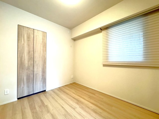 ◆京阪鴨東線「神宮丸太町」駅徒歩９分◆築浅３LDK角住戸◆ペット飼育可能◆ローレルコート京都御所東の洋室|洋室