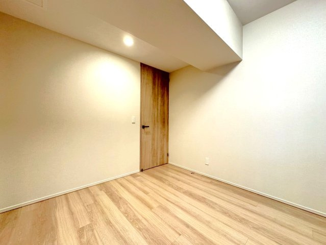 ◆京阪鴨東線「神宮丸太町」駅徒歩９分◆築浅３LDK角住戸◆ペット飼育可能◆ローレルコート京都御所東の洋室|洋室