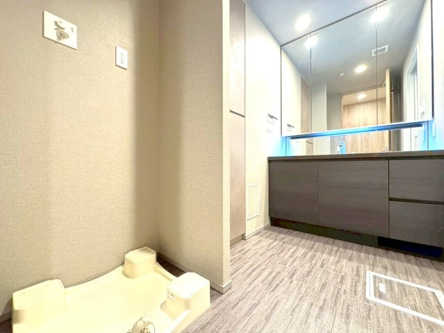 ◆京阪鴨東線「神宮丸太町」駅徒歩９分◆築浅３LDK角住戸◆ペット飼育可能◆ローレルコート京都御所東の洗面所|洗面室