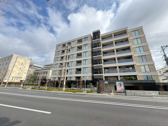 ◆京阪鴨東線「神宮丸太町」駅徒歩９分◆築浅３LDK角住戸◆ペット飼育可能◆ローレルコート京都御所東