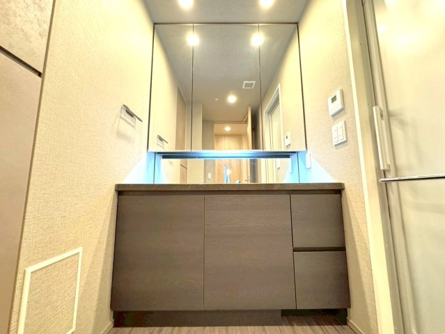 ◆京阪鴨東線「神宮丸太町」駅徒歩９分◆築浅３LDK角住戸◆ペット飼育可能◆ローレルコート京都御所東の独立洗面台|独立洗面台