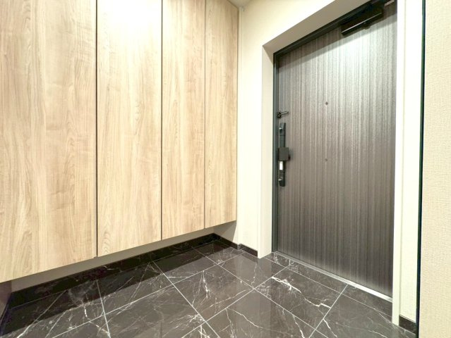 ◆京阪鴨東線「神宮丸太町」駅徒歩９分◆築浅３LDK角住戸◆ペット飼育可能◆ローレルコート京都御所東の玄関|玄関