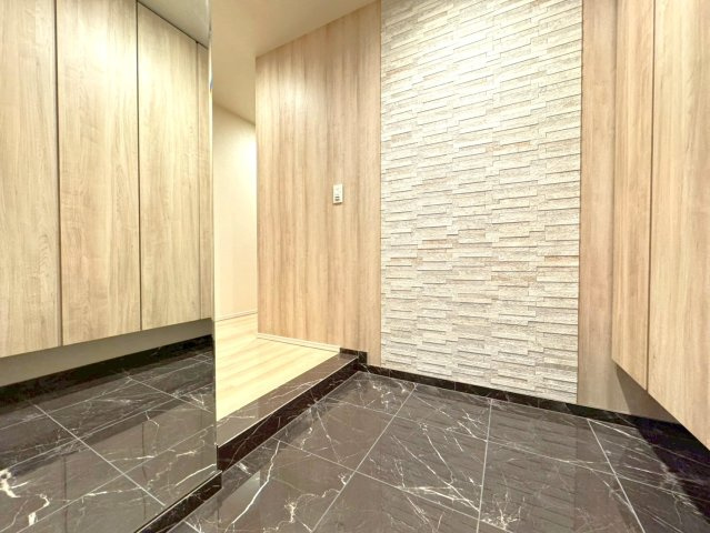 ◆京阪鴨東線「神宮丸太町」駅徒歩９分◆築浅３LDK角住戸◆ペット飼育可能◆ローレルコート京都御所東の玄関|玄関